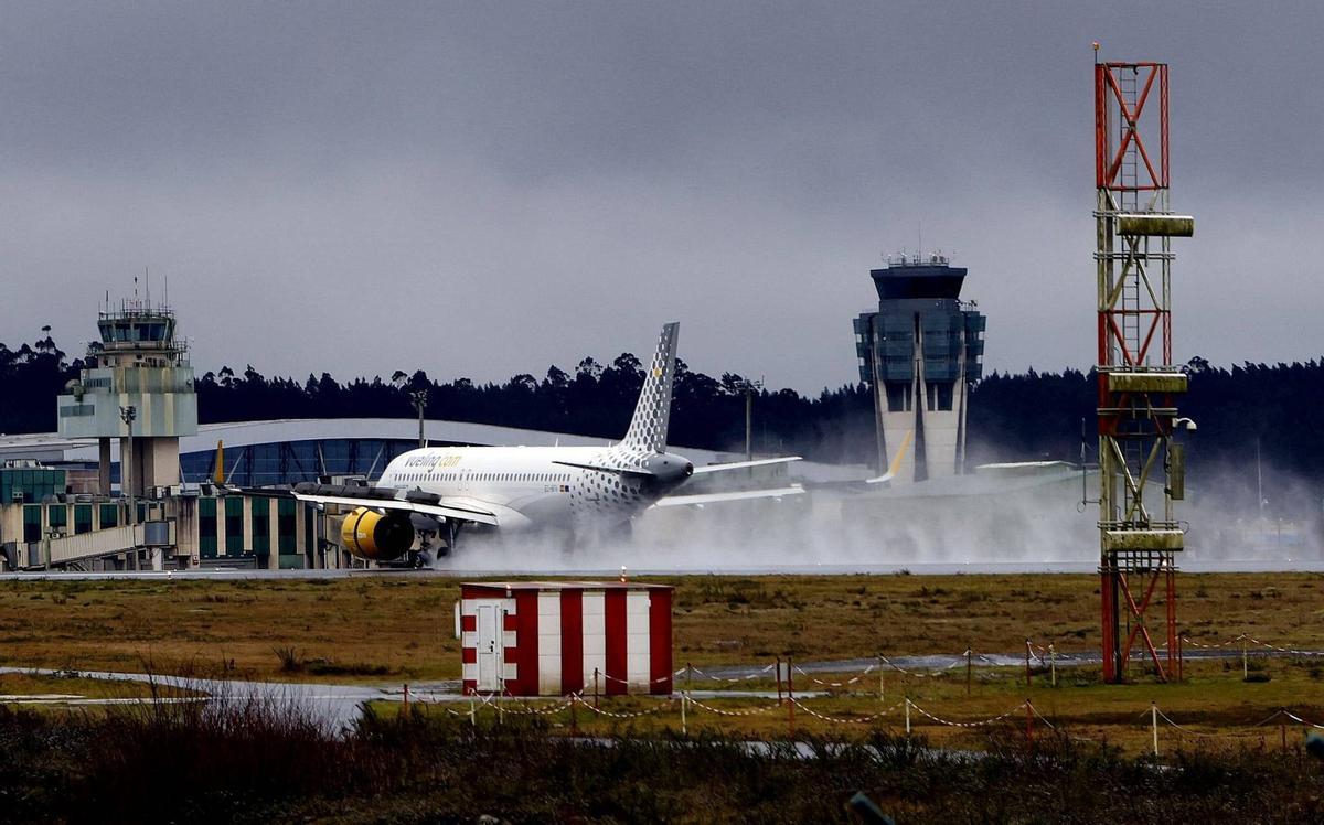 Un avión de Vuelin tomando tierra en Lavacolla