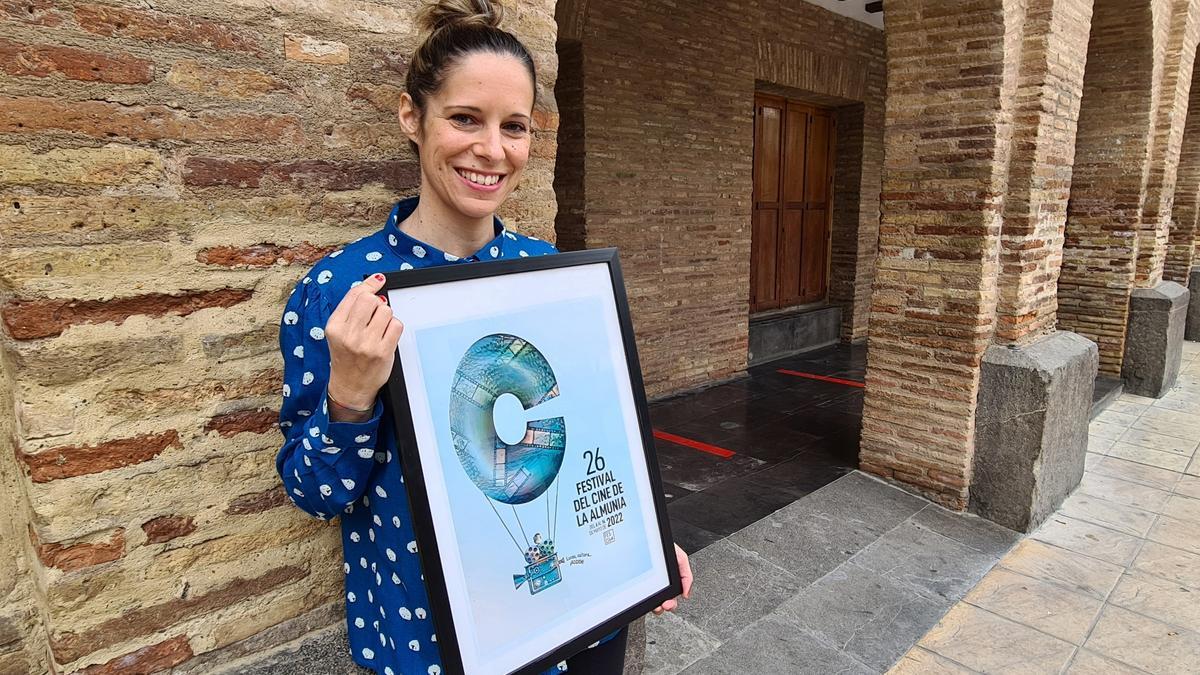 La directora del festival, Carmen Pemán, con el cartel anunciador de la edición de este año de la cita.