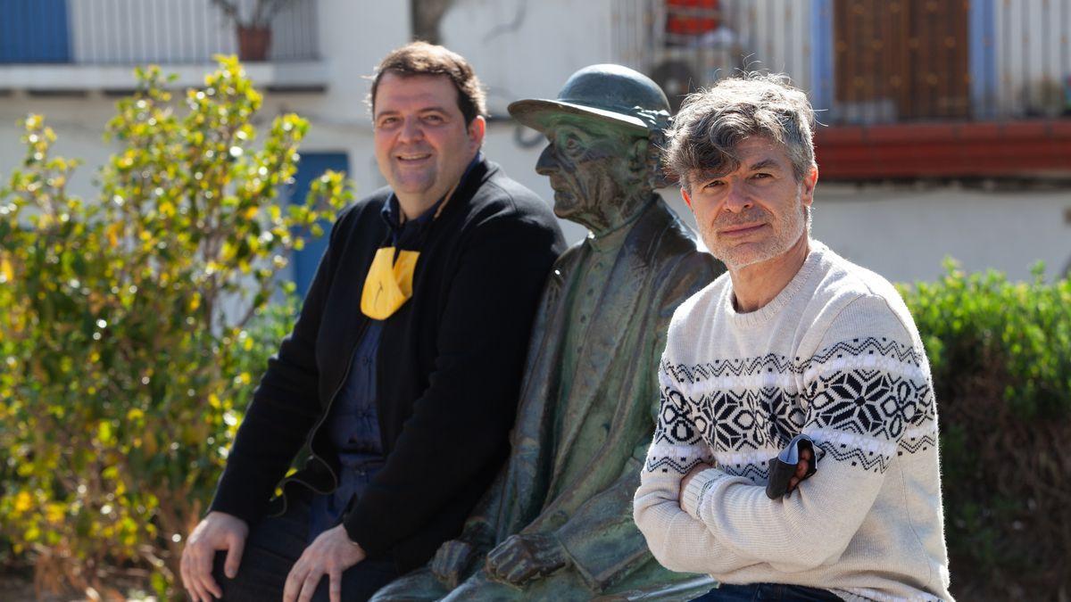 Iván Ros, de PlayCine, y Nacho Guerreros posan con la estatua de Isidor Macabich.