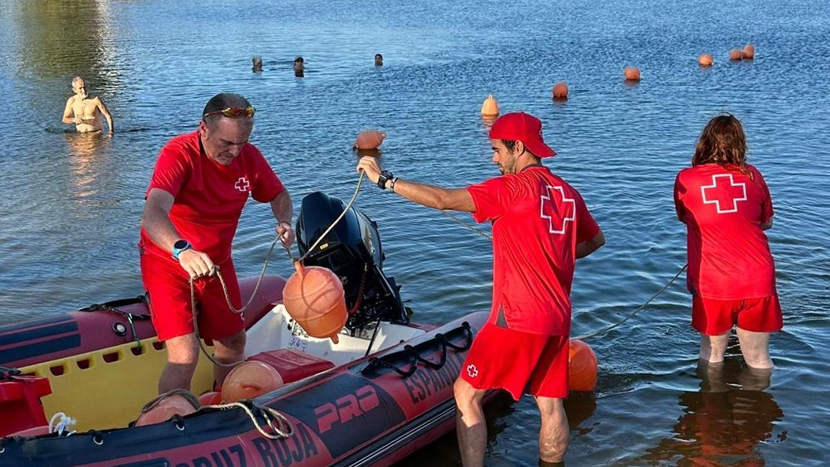 El equipo de salvamento de Cruz Roja en una embarcación, en el embalse de Proserpina.