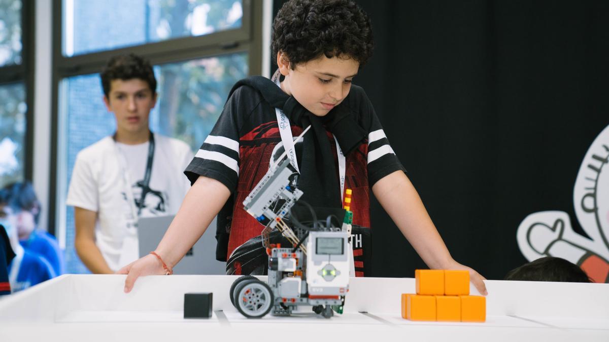 Estudiants participant a la fase final de la sisena edició de la ROBOCAT, que ha connectat la robòtica amb el món casteller