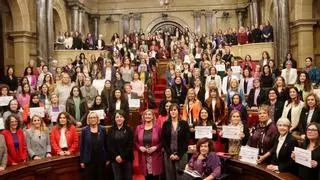El feminismo se une en el Parlament contra la "ola reaccionaria" de la extrema derecha: "No pasarán"
