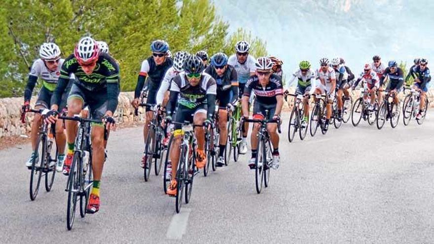 La cabeza del pelotón principal en una de las primeras ascensiones del recorrido de la Transtramuntana.