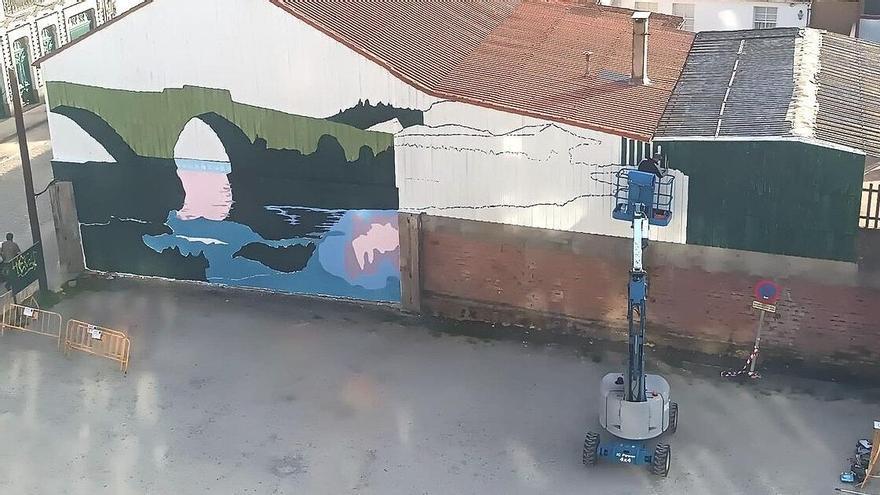 A Ponte Maceira se muda al centro de Negreira en forma de mural