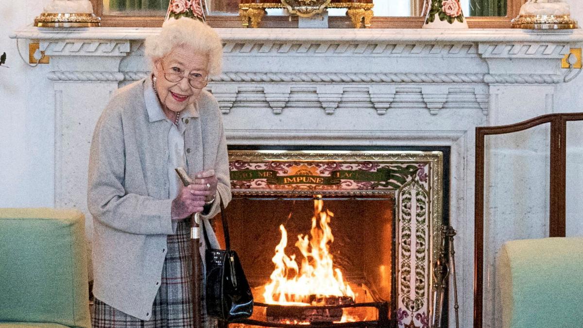 La reina Isabel de Gran Bretaña espera en el Drawing Room antes de recibir a Liz Truss para una audiencia, donde invitó al líder recién elegido del Partido Conservador a convertirse en primer ministro y formar un nuevo gobierno, en el castillo de Balmoral, Escocia, Gran Bretaña, el 6 de septiembre de 2022