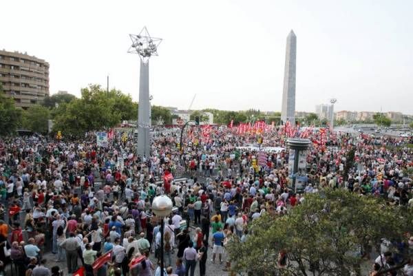 Miles de personas se manifiestan en Zaragoza