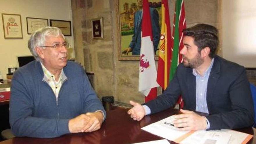 Florián Ferrero (izquierda), reunido con Antidio Fagúndez, en el cuartel de la Policía Municipal.