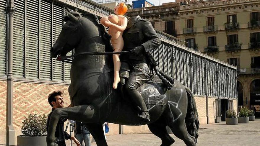 L&#039;estàtua de Franco, amb pintades, estelada i nina inflable