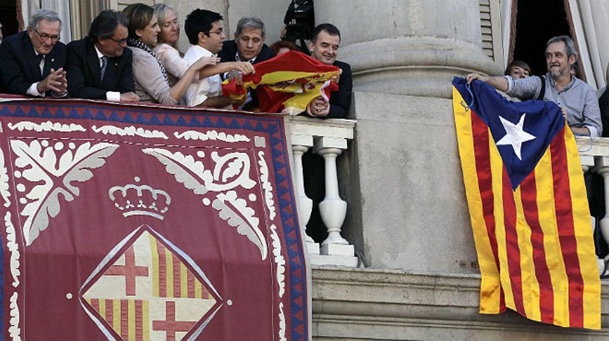 Alfred Bosch (ERC) penja una estelada al balcó de l’Ajuntament de Barcelona el dia de la Mercè i Alberto Fernández Díaz (PPC) contraataca intentant penjar una bandera d’Espanya.