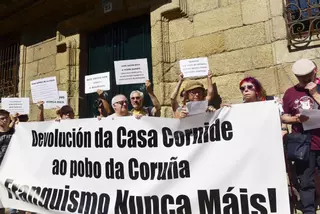 Concentración ante la Casa Cornide en su primer día de apertura al público