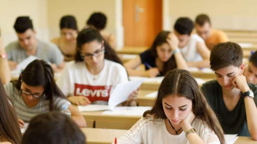 Estudiantes durante la prueba de la EBAU en un aula del Campus Viriato.