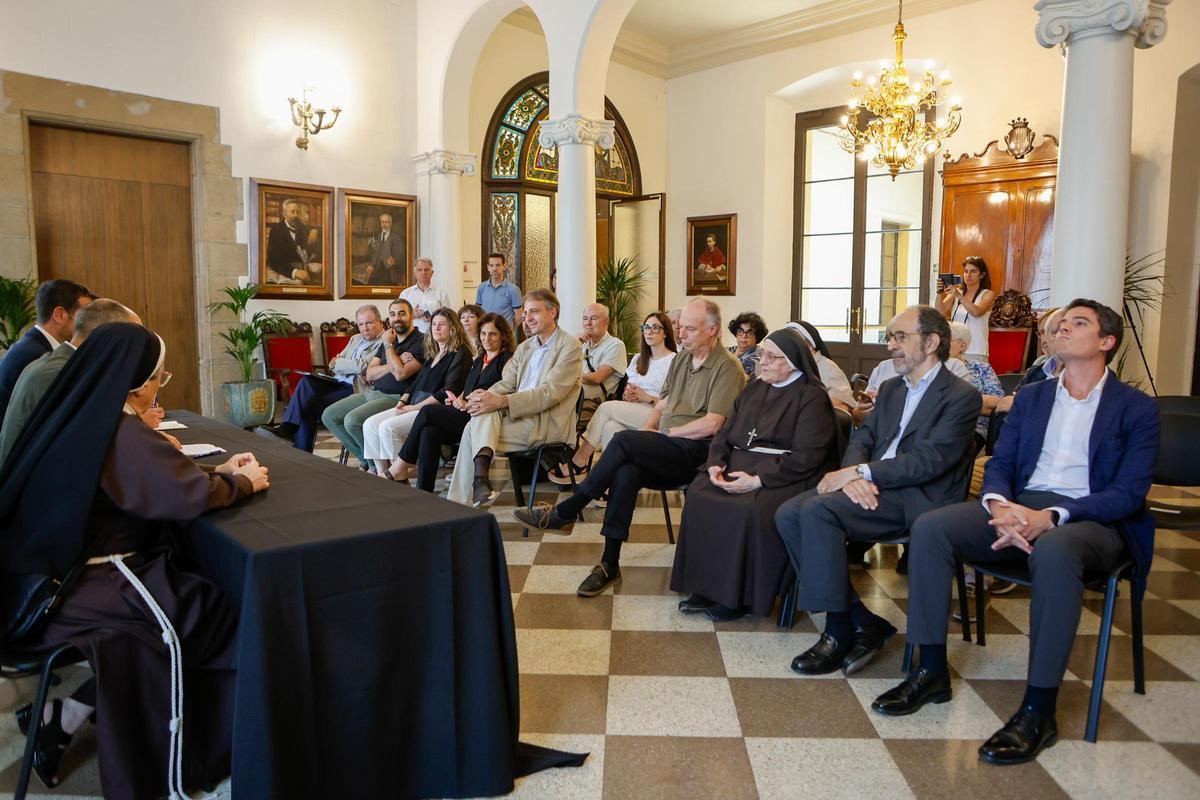 Assistents a l'acte celebrat a la Sala de Columnes de l'Ajuntament de Manresa