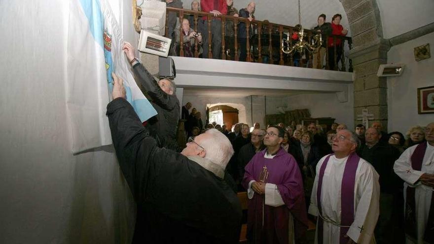 El alcalde se encargó de descubrir la placa de homenaje a Valiñas. // Bernabé / Víctor Espiño