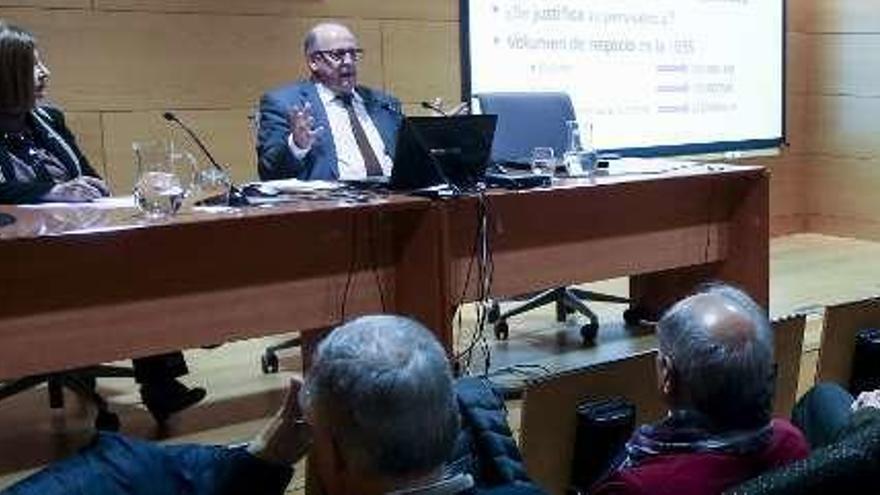 Alfredo Cerezo, ayer, durante su charla.