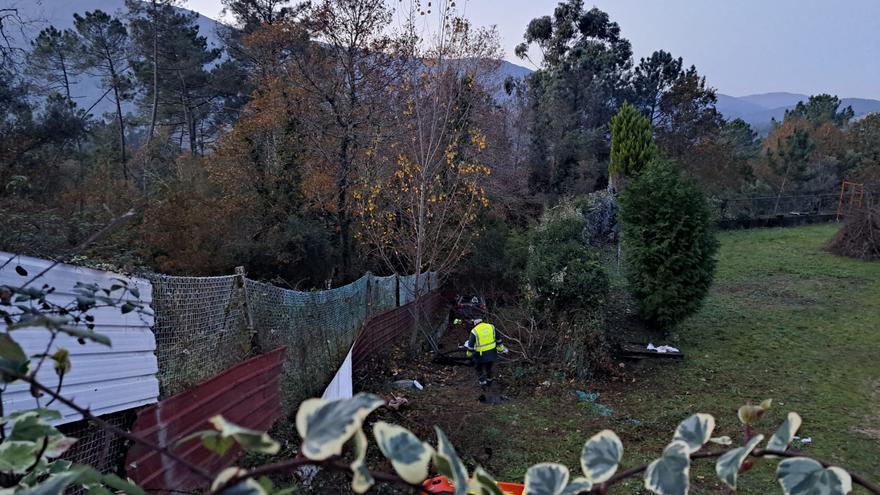 Un fallecido en Cortegada tras salise de la vía y caer a una finca privada