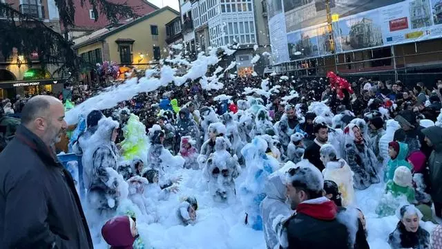 Avilés vibra en el día grande del Antroxu con 35 artilugios surcando un "mar" de 40.000 litros de espuma en Galiana