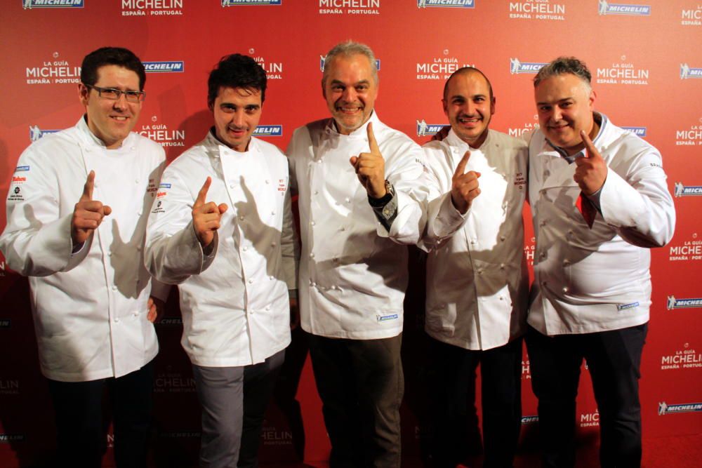 Imatge dels cuiners catalans que han aconseguit la primera estrella.