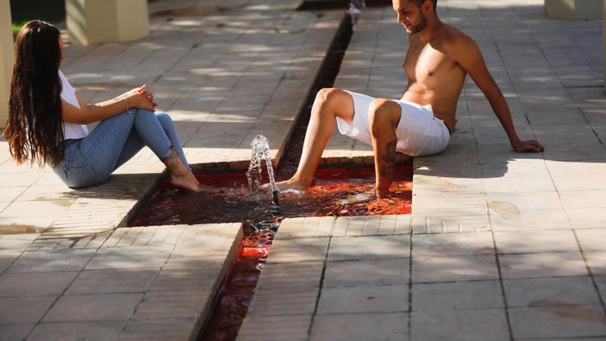 Dos jóvenes se refrescan, hoy en València