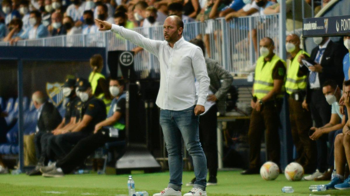 El técnico del Málaga CF durante el partido.