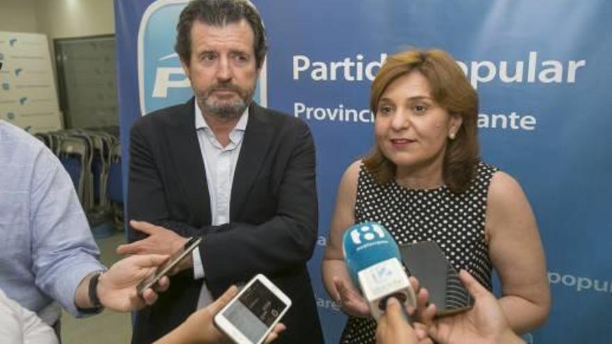 José Císcar junto a Isabel Bonig durante un acto reciente en la sede popular de Alicante.