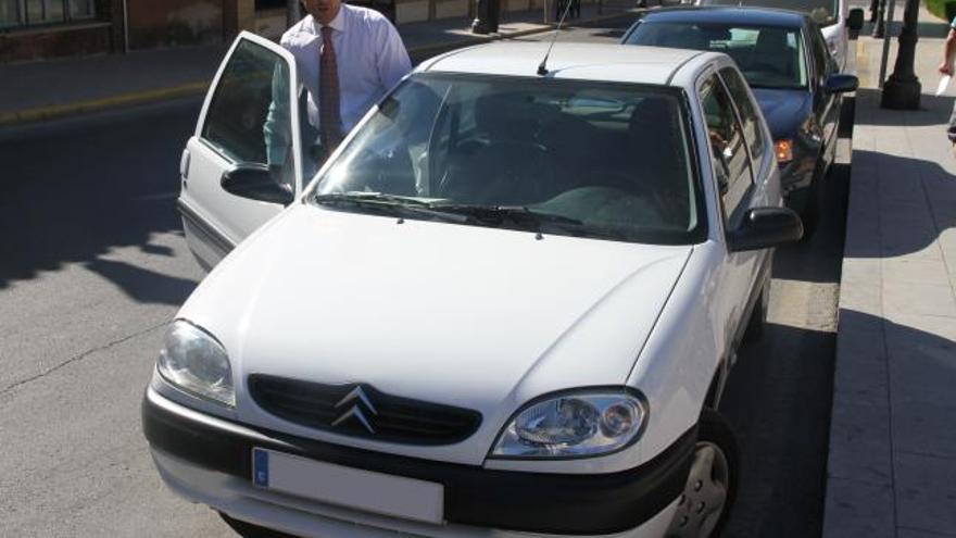 Lorenzo Agustí, en el coche que utiliza para sus desplazamientos.