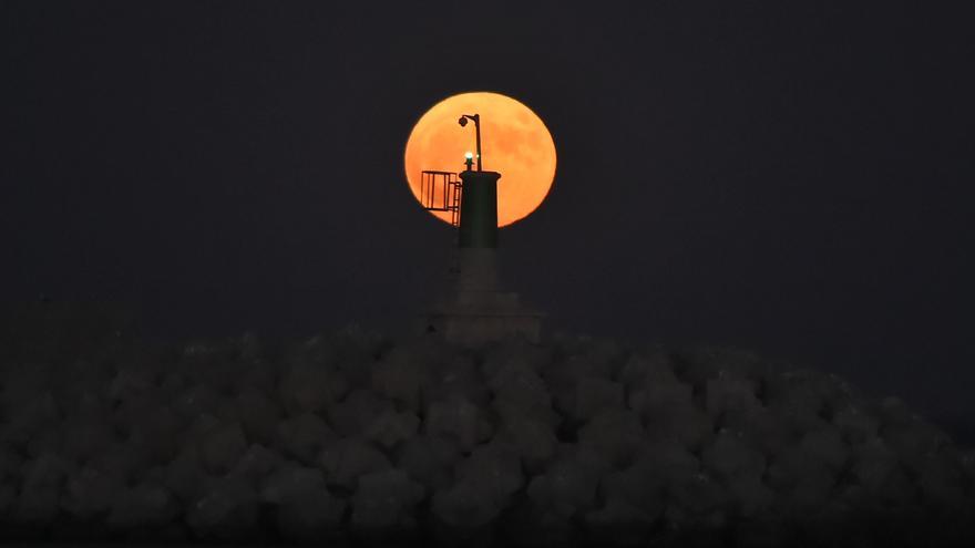 Luna de Esturión: ¿dónde podrá verse la superluna de agosto en Málaga?
