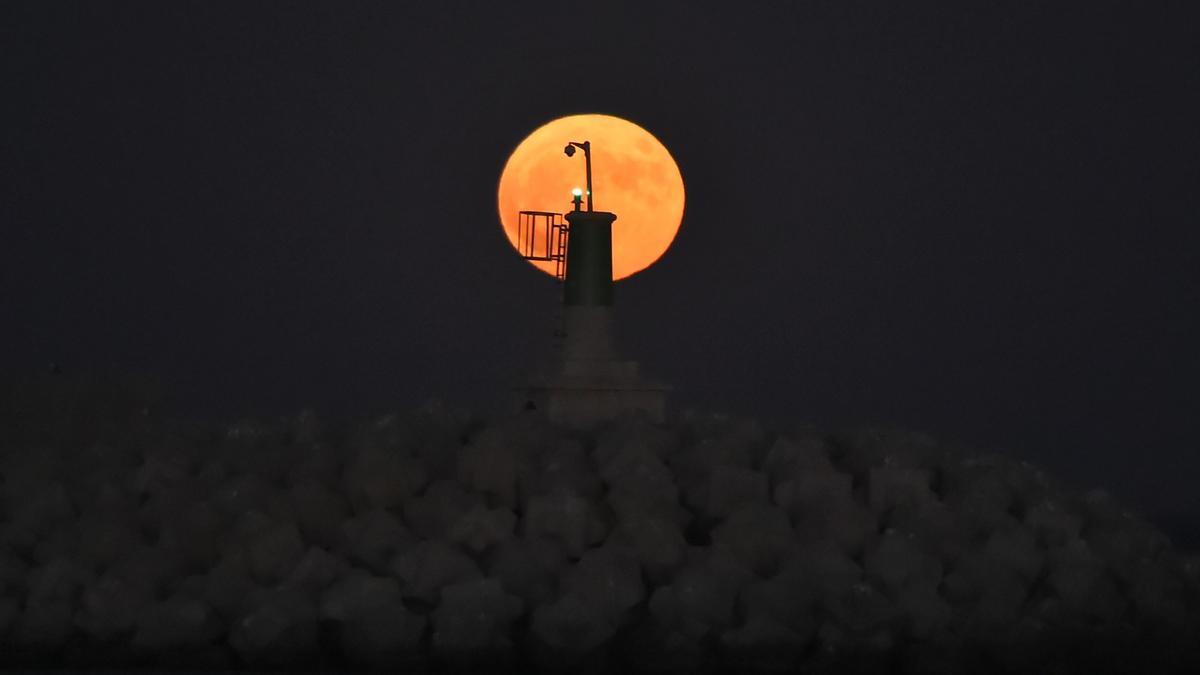 La Luna de Esturión, vista desde Málaga