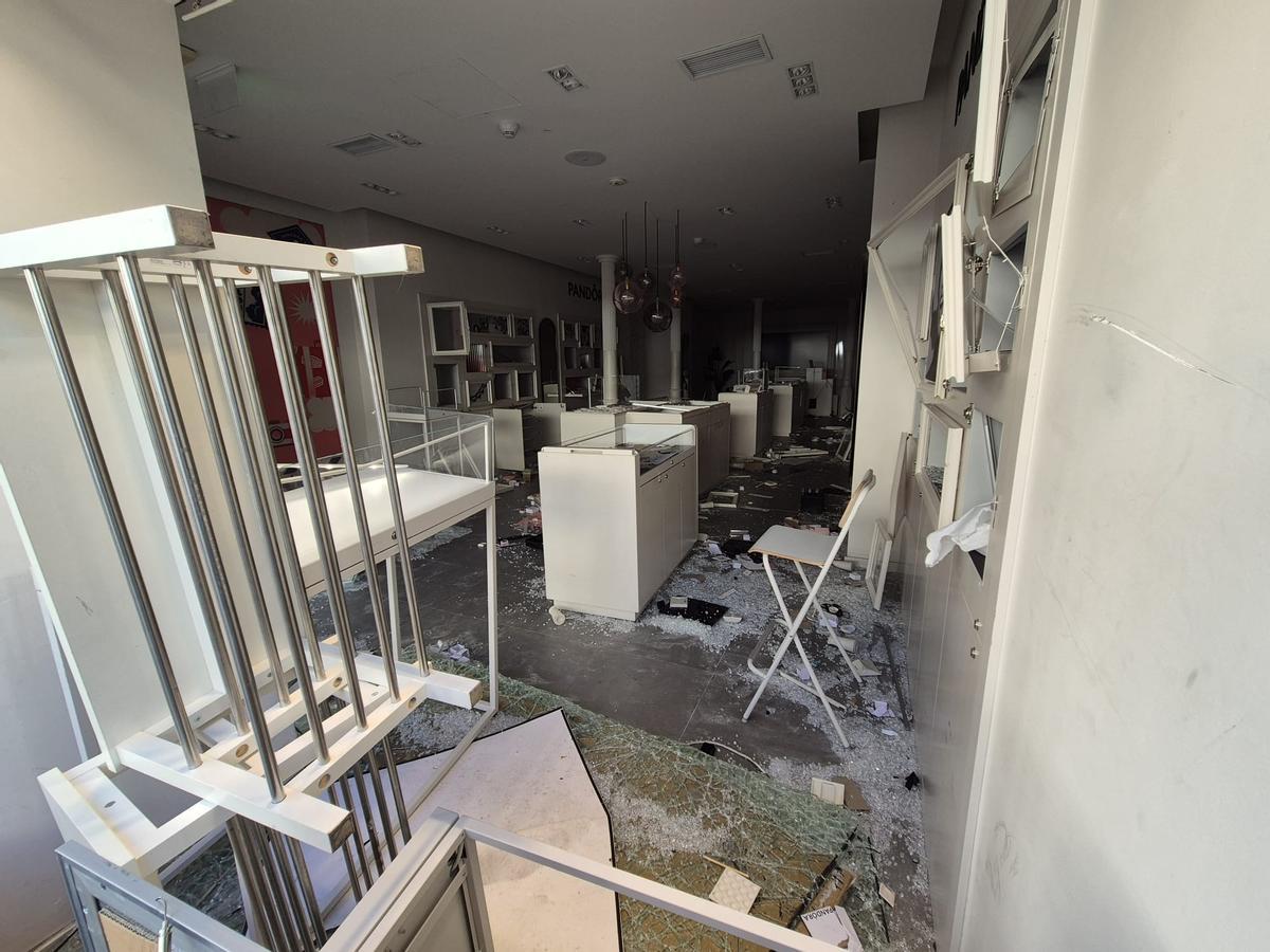 El interior saqueado de una tienda de la calle Pelai, en Barcelona.