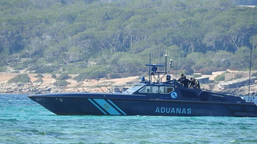 Patrullera del Servicio de Vigilancia Aduanera, ayer, en la playa de Migjorn donde fue encontrada la droga.