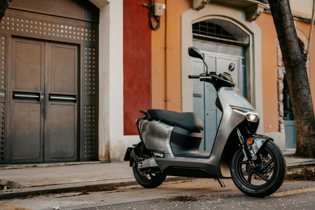 La disposición del motor en posición central y la ubicación de las baterías bajo la plataforma reposapiés permiten concentrar el peso muy cerca del suelo