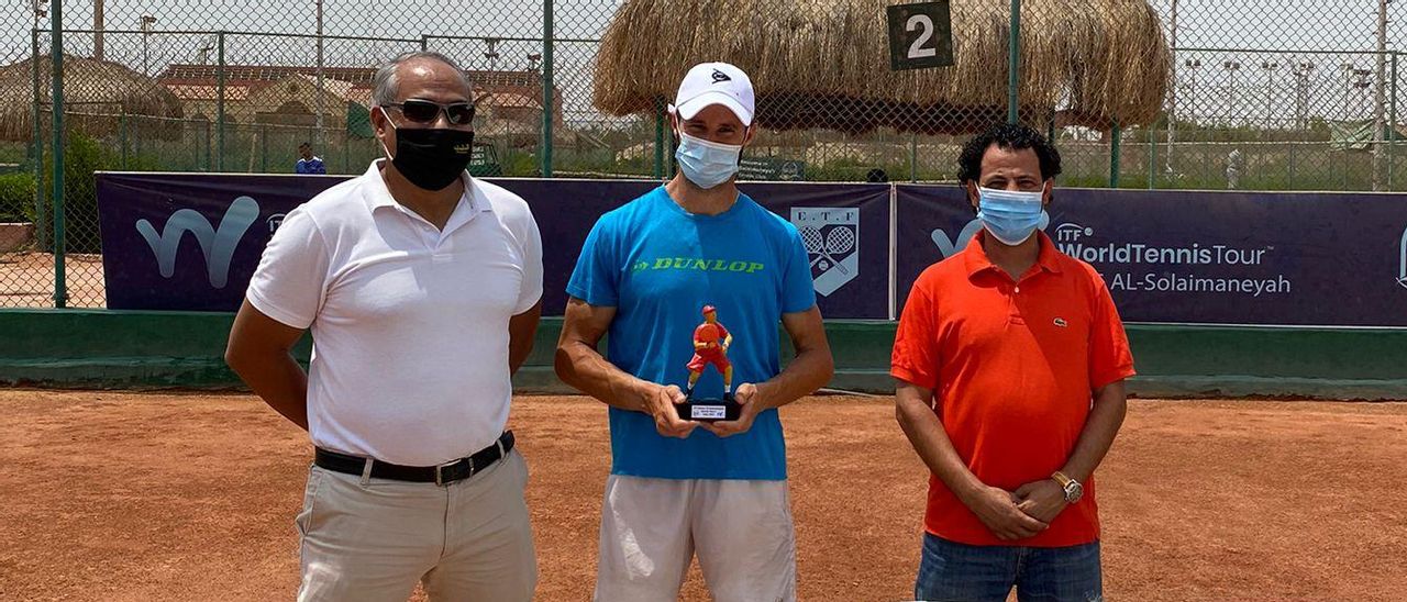 El sajeño Vidal Azorín recibiendo uno de los dos trofeos que ha conseguido en Egipto.