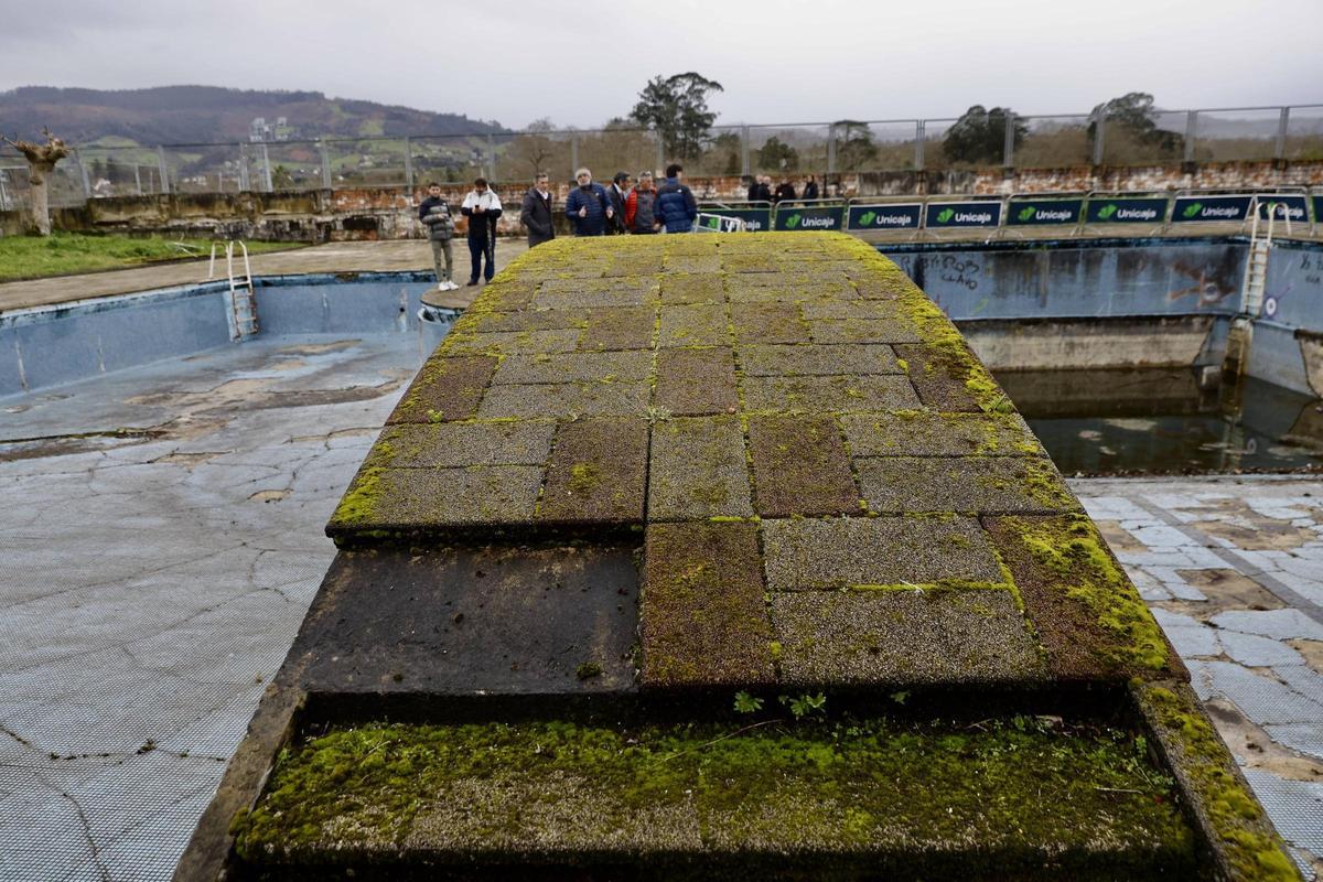 La visita de los técnicos a la piscina de la Laboral, en imágenes
