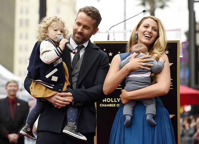 Blake Lively y Ryan Reynolds junto a sus dos hijas en un acto en Los Ángeles