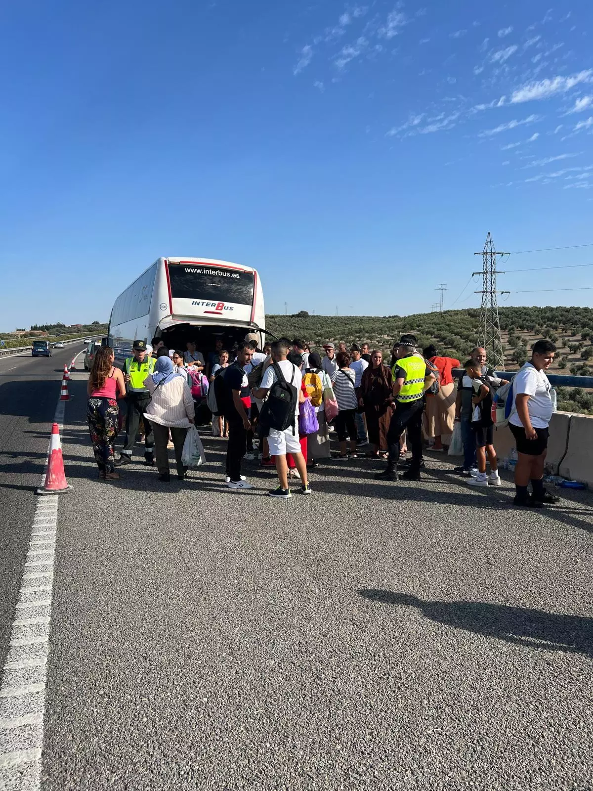 Las fuerzas de seguridad auxilian a los 61 pasajeros de un autobús averiado en plena A-45