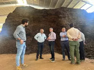 El conseller de Agricultura, Pesca y Medio Natural, Joan Simonet y el consejero canario, Narvay Quintero en su visita institucional