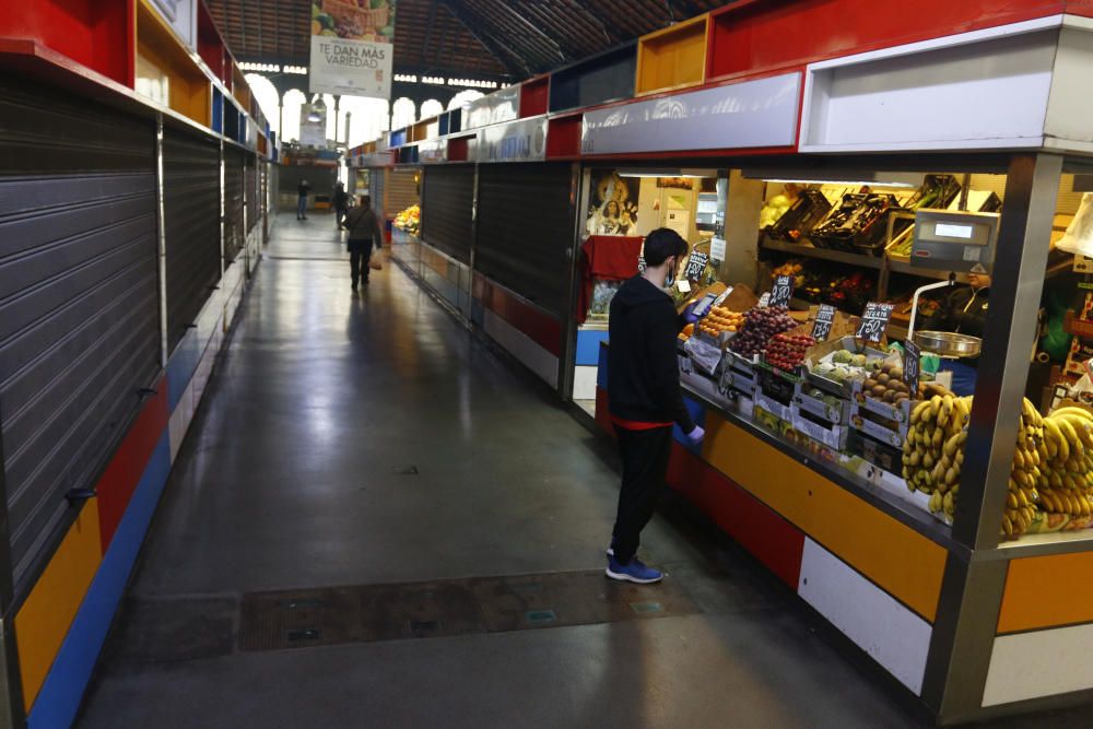 Pasan los días de confinamiento y la situación de la ciudad sigue siendo desértica. La siempre frecuentada calle Larios, la Alameda, principal vía de tráfico tanto privado como público del centro de la ciudad, y el bullicioso mercado de Atarazanas presentan durante el estado de alarma provocado por la pandemia de coronavirus una imagen inusual, acentuada por la persistente lluvia de esta semana.