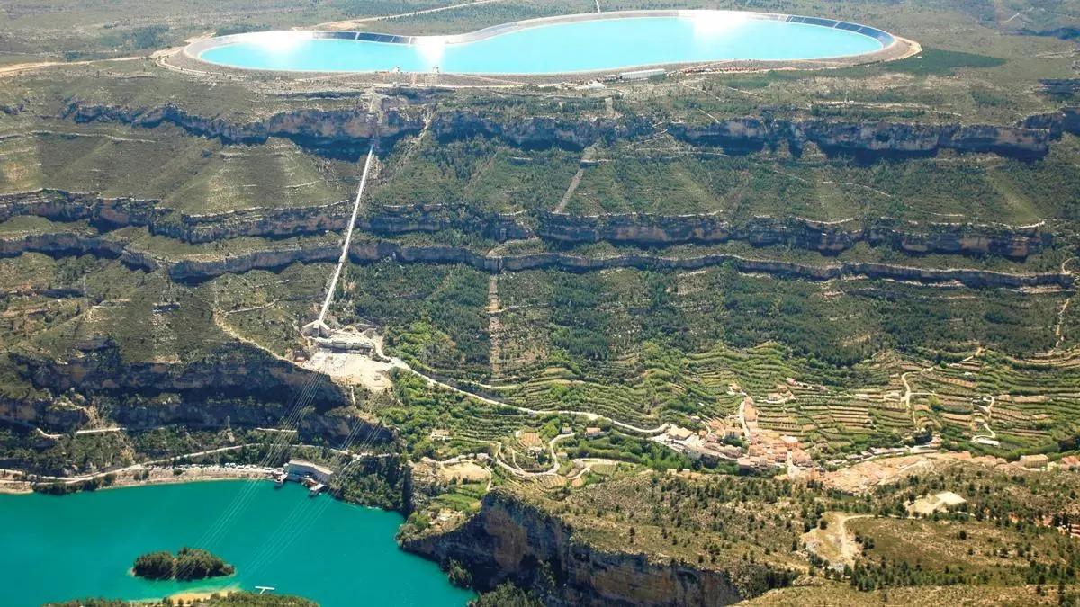 El depósito y el embalse, dentro del complejo de Cortes-La Muela.