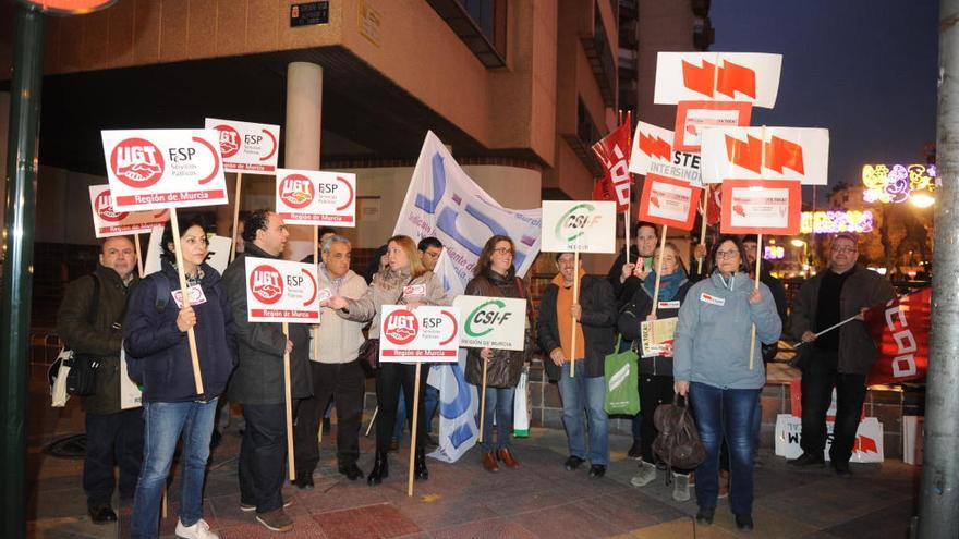 Los sindicatos se concentraron a las puertas de la Delegación del Gobierno.