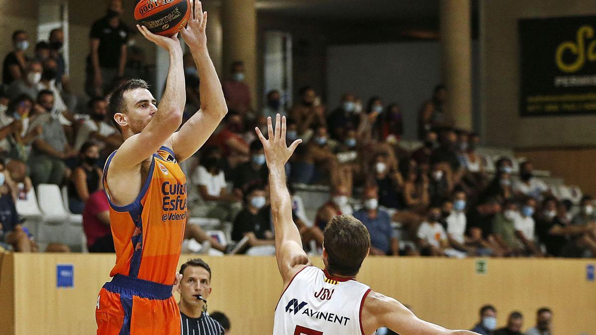 Víctor Claver, autor de tres triples en el primer partido de su segunda etapa en el Valencia Basket. | M. A. POLO / VBC