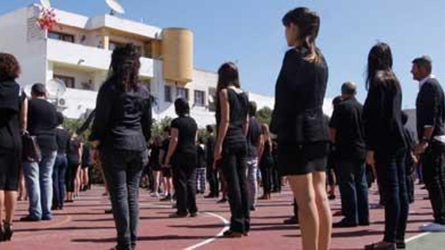 ´Performance´ contra los recortes en el instituto Isidor Macabich en 2012.