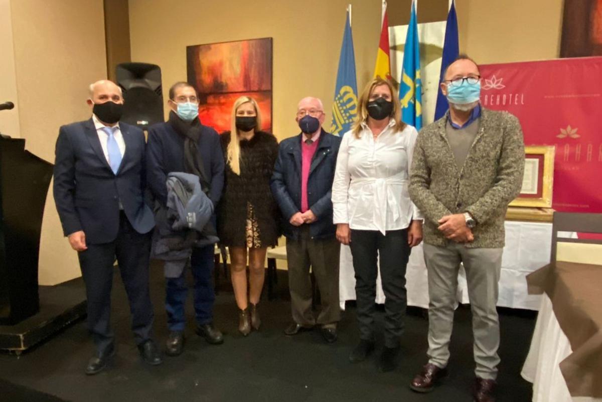 Arriba, los premiados junto a Florentino Martínez y la alcaldesa de Langreo. En medio, la entrega del premio a la asociación “Intervalo”. En la imagen inferior, el público que asistió a la entrega de los galardones. | Vivas