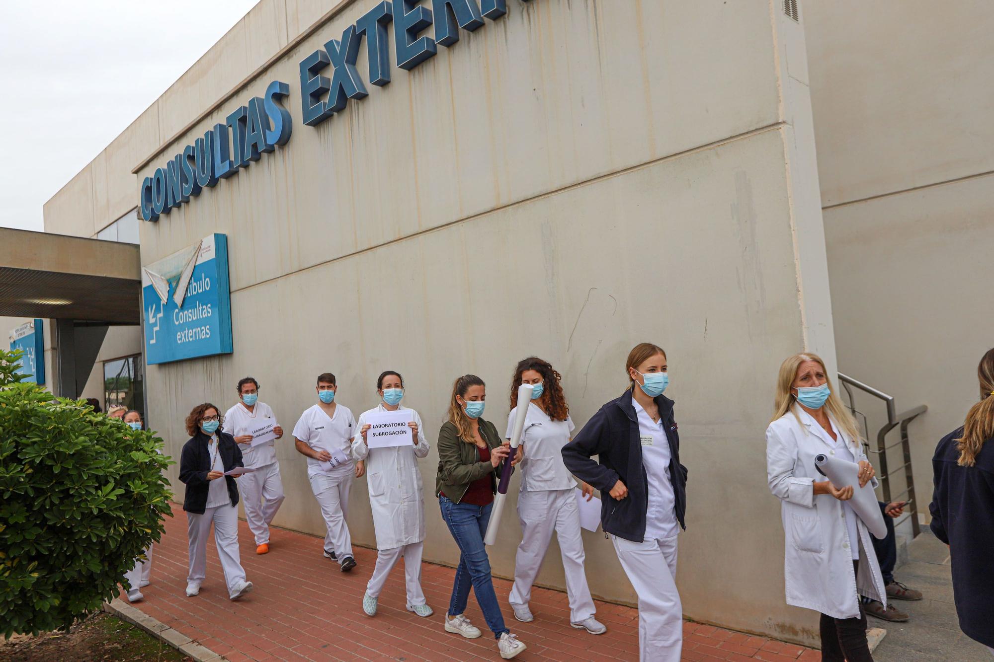 La plantilla del laboratorio del hospital de Torrevieja reclama a la Generalitat que no les deje en la calle