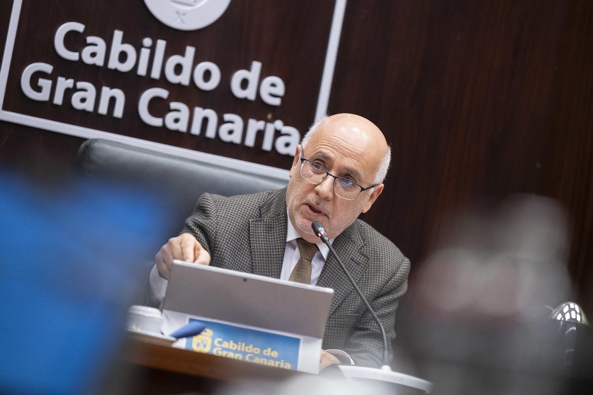 El presidente del Cabildo de Gran Canaria, Antonio Morales, durante una sesión plenaria.