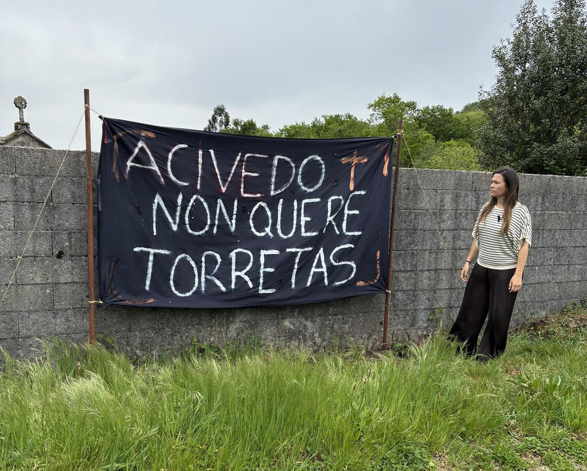 Verónica Pichel ante una pancarta de protesta en Acivedo.