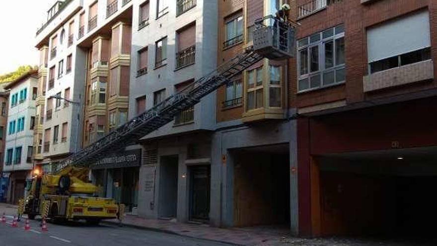 Se desprende parte de una fachada en la calle Ramón y Cajal de Mieres