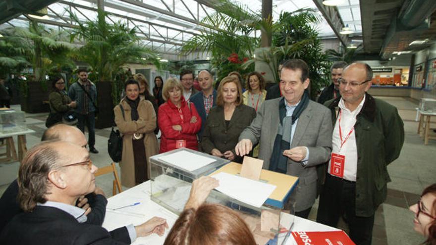 El alcalde Abel Caballero deposita su voto en las mesas electorales de Praza do Rei. // R. Grobas