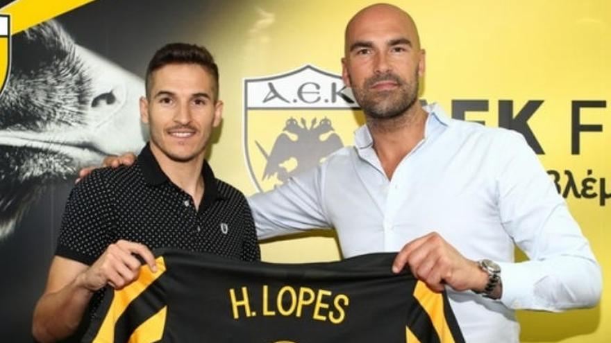 Hélder Lopes posa con su nueva camiseta.