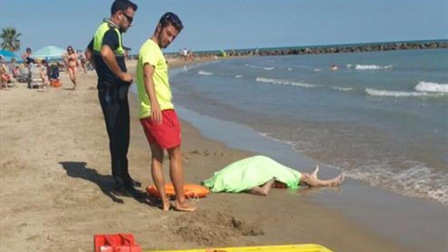 Aparece un cadáver flotando en la playa de Xilxes