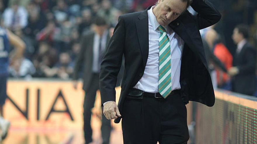 Crítico, pero contento. El mal partido del Unicaja en el primer tiempo le dio a Aíto más de un dolor de cabeza.