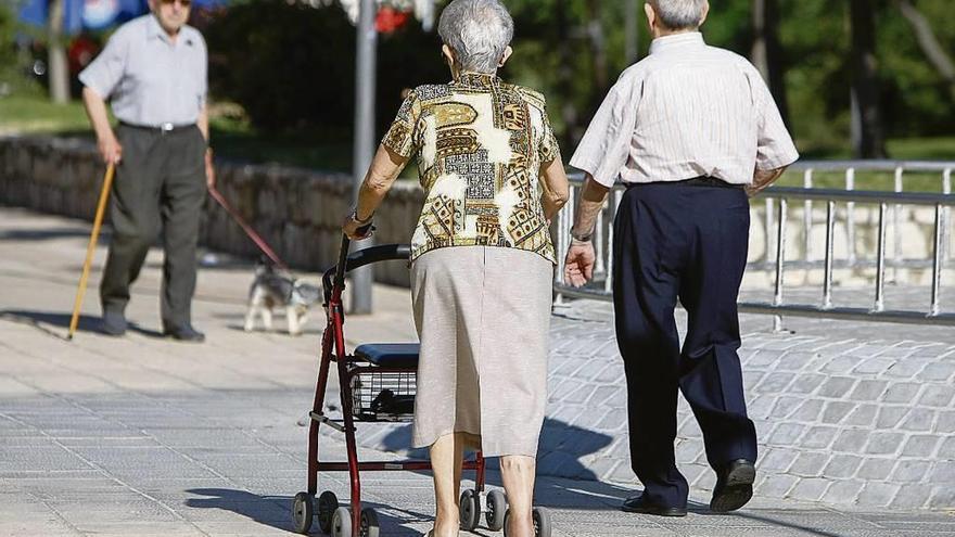 Personas mayores pasean por Las Viñas.